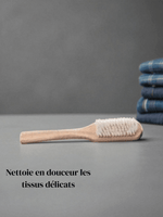 Gallery thumbnail for Brosse de détachage dure en bois avec poils blancs, serviettes en arrière-plan