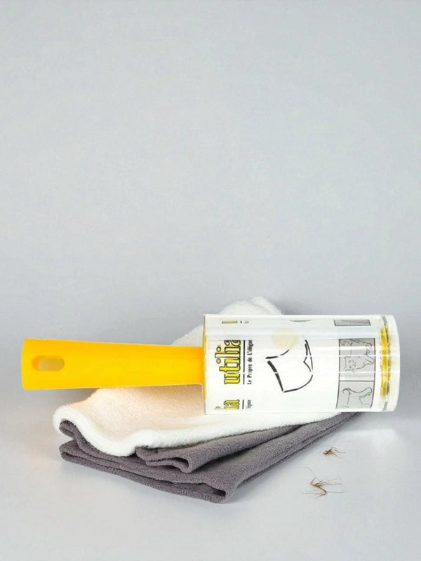 Brosse adhésive posée sur des serviettes