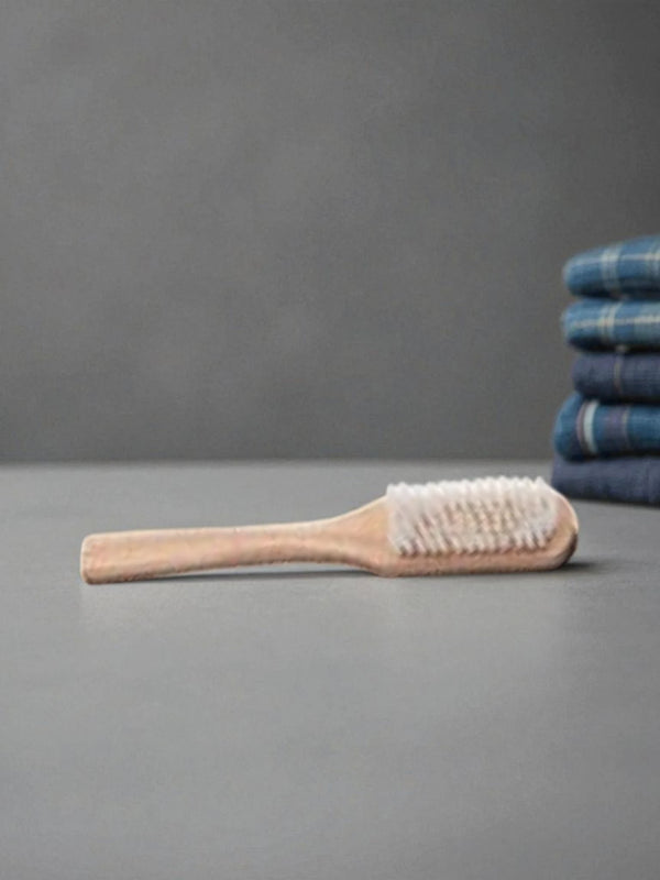 Brosse de détachage dure en bois avec poils blancs